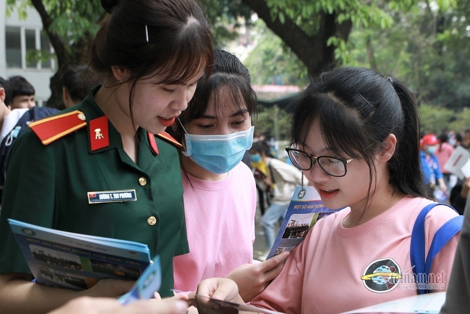 Tuyen sinh quan doi anh 1