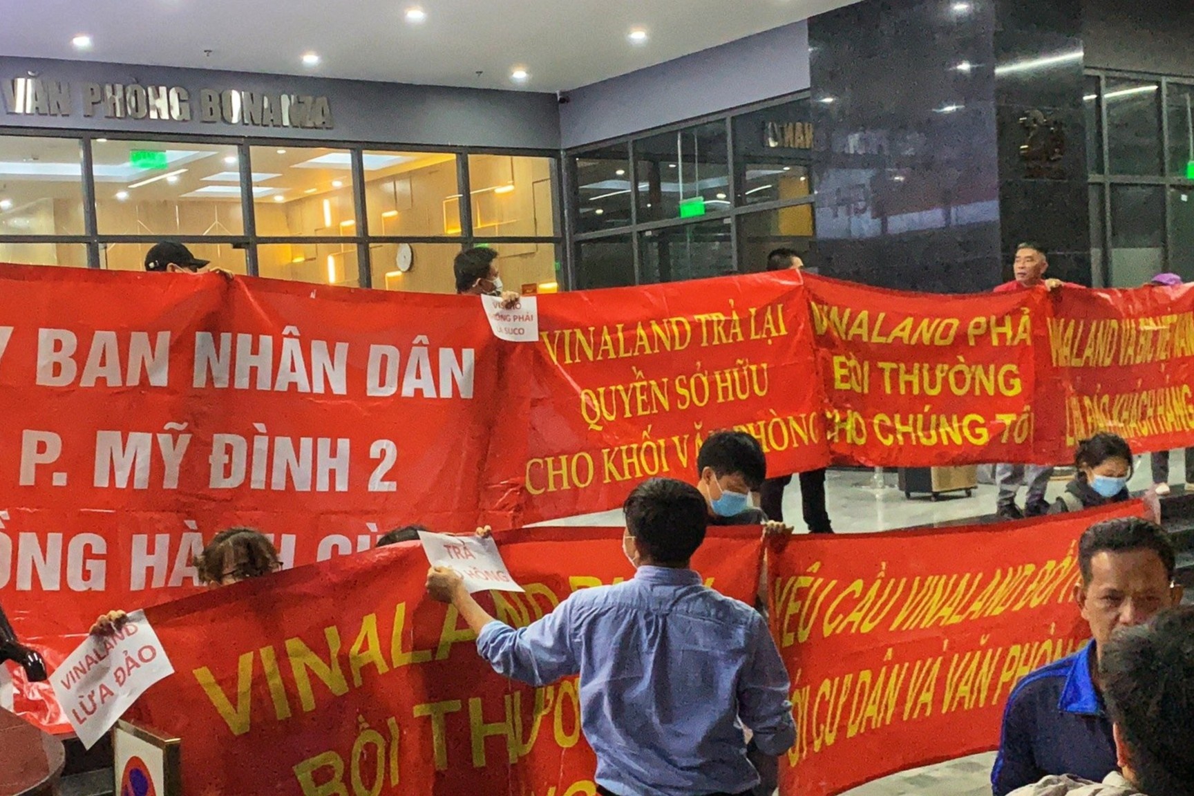 Nhom phu huynh viet don cau cuu de con duoc hoc truong gan nha hinh anh