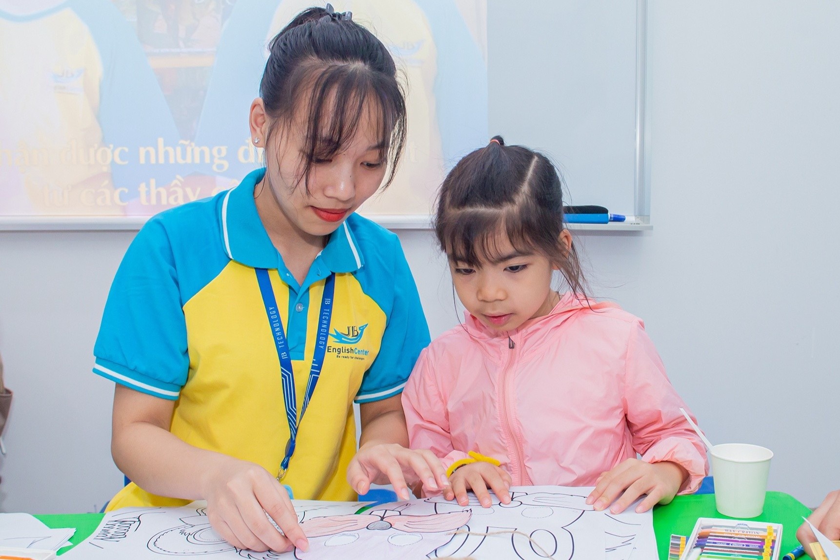 'Nen cho tre hoc tieng Anh tu luc 2,5 tuoi' hinh anh