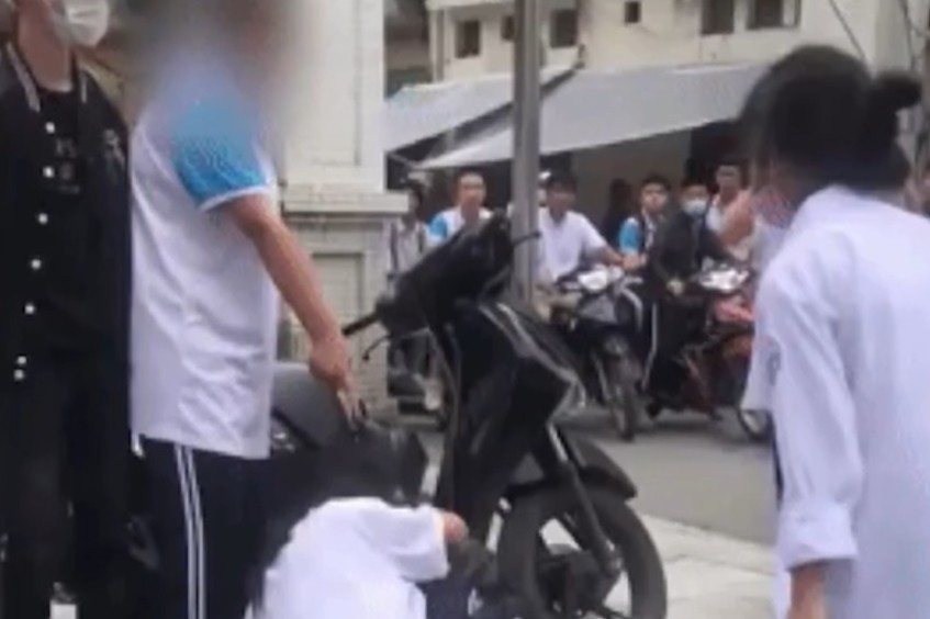 Bao luc hoc duong - phong hon chua hinh anh