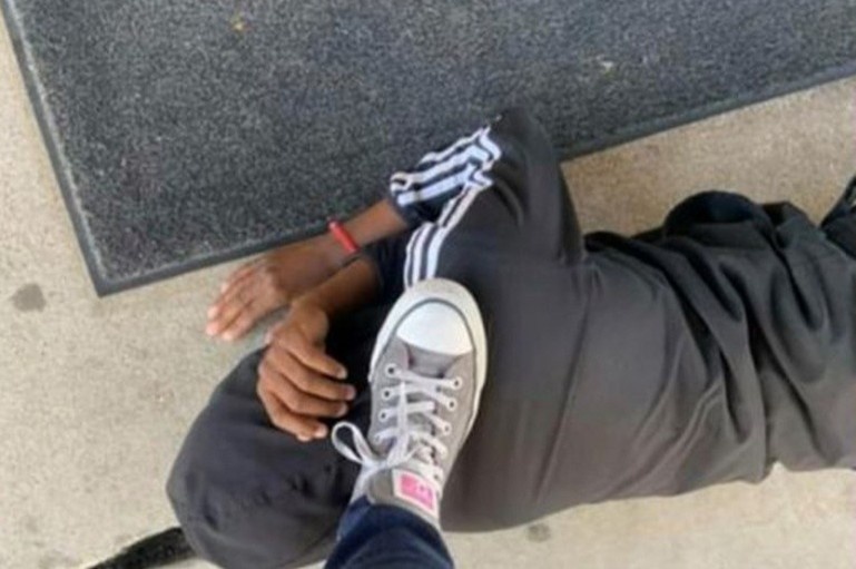 Giao vien My gay phan no vi dam chan len co hoc sinh hinh anh