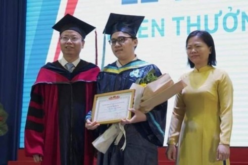 Mot tan ky su tot nghiep dai hoc loai gioi chi sau 3,5 nam hinh anh