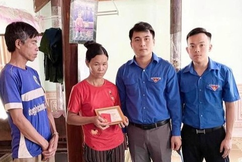 Truy tang huy hieu cho nam sinh cuu 2 em nho duoi nuoc hinh anh