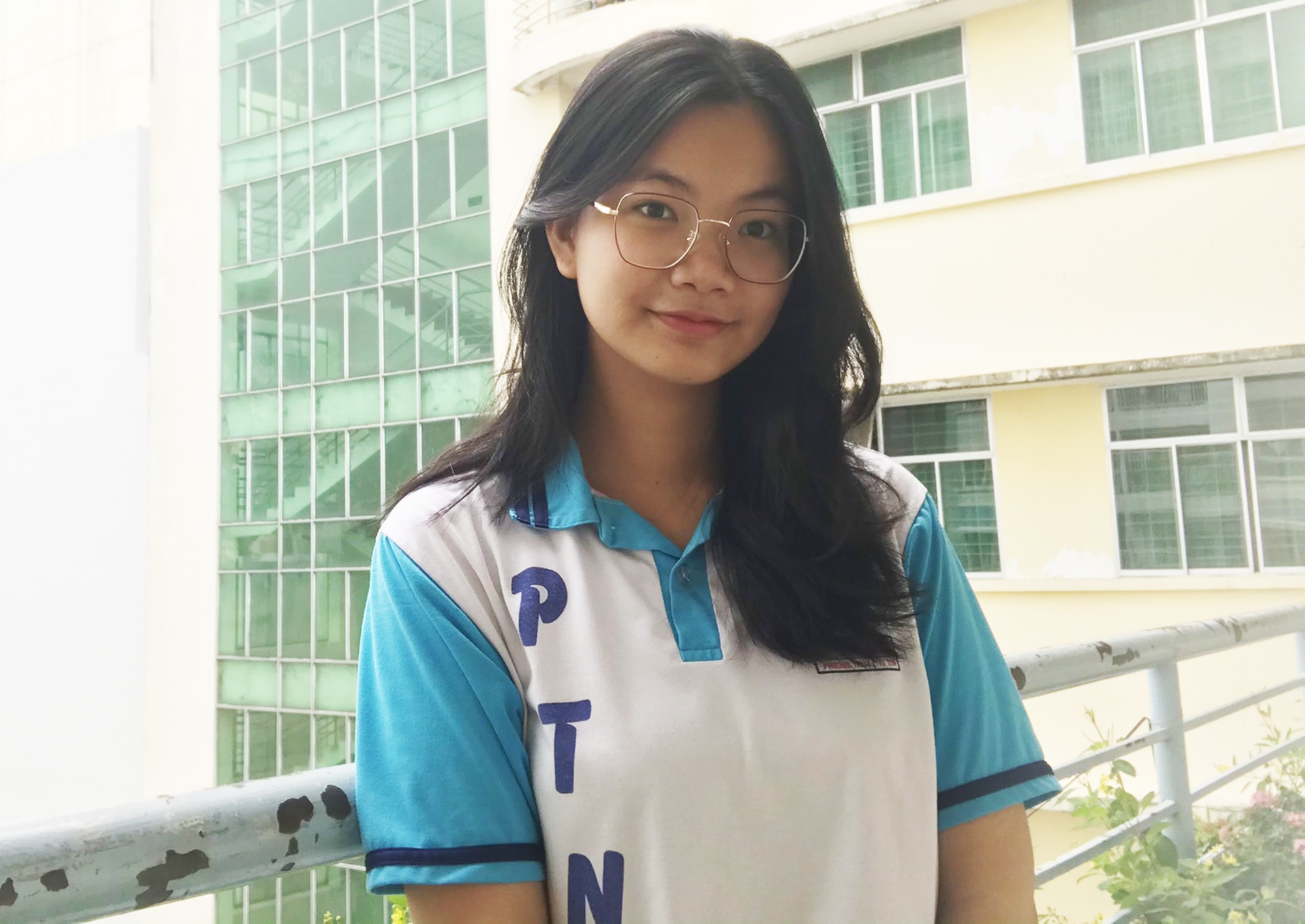 Nu sinh nhan hoc bong 6, 8 ty dong anh 1