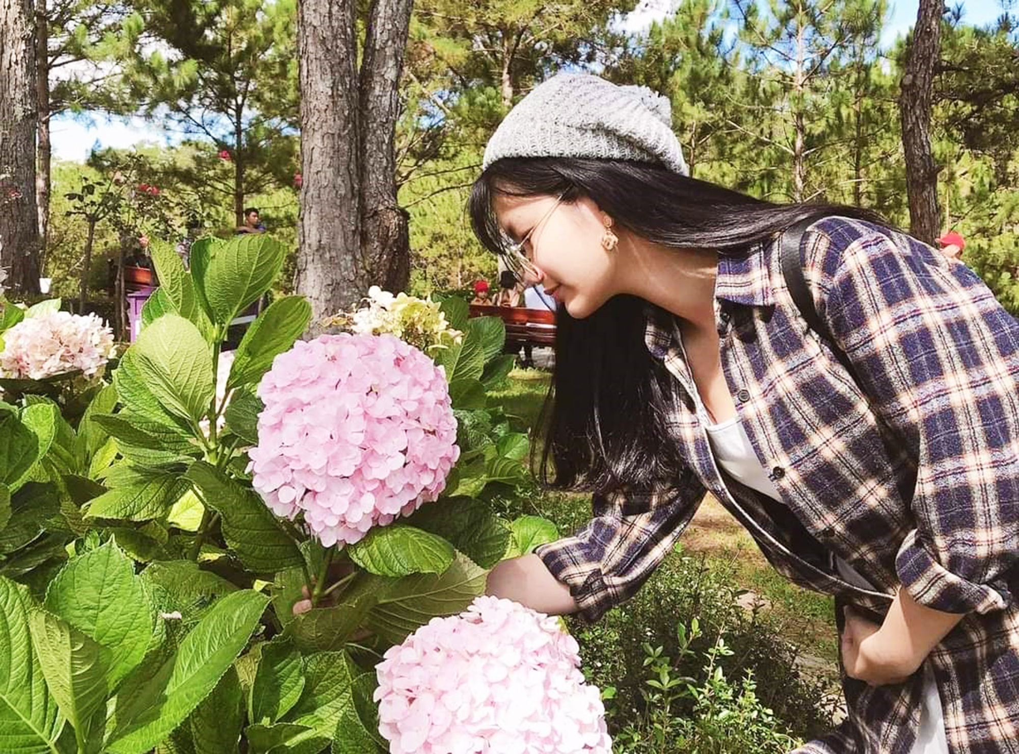 Nu sinh nhan hoc bong 6, 8 ty dong anh 2