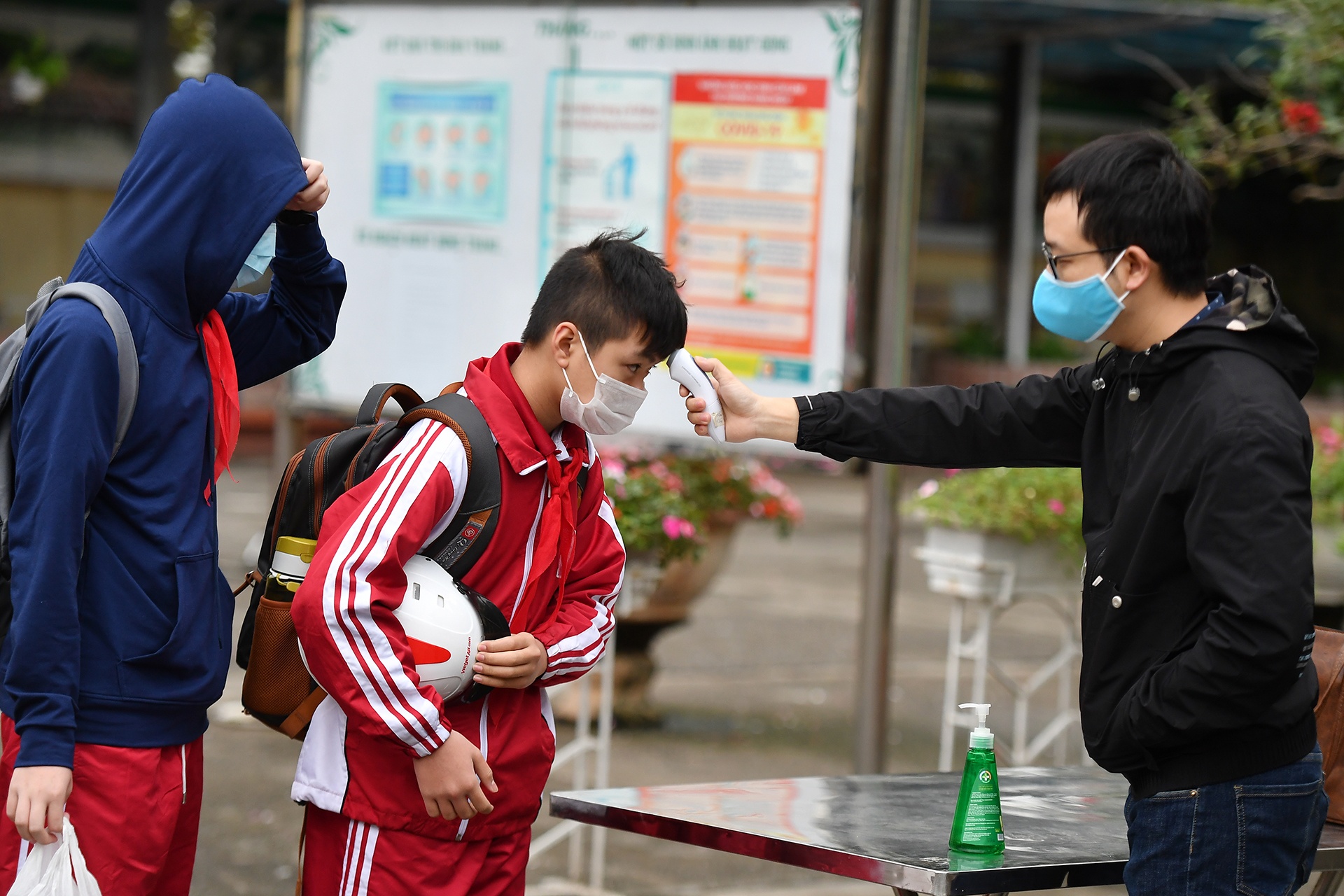 hoc sinh tam dung den truong vi dich anh 1