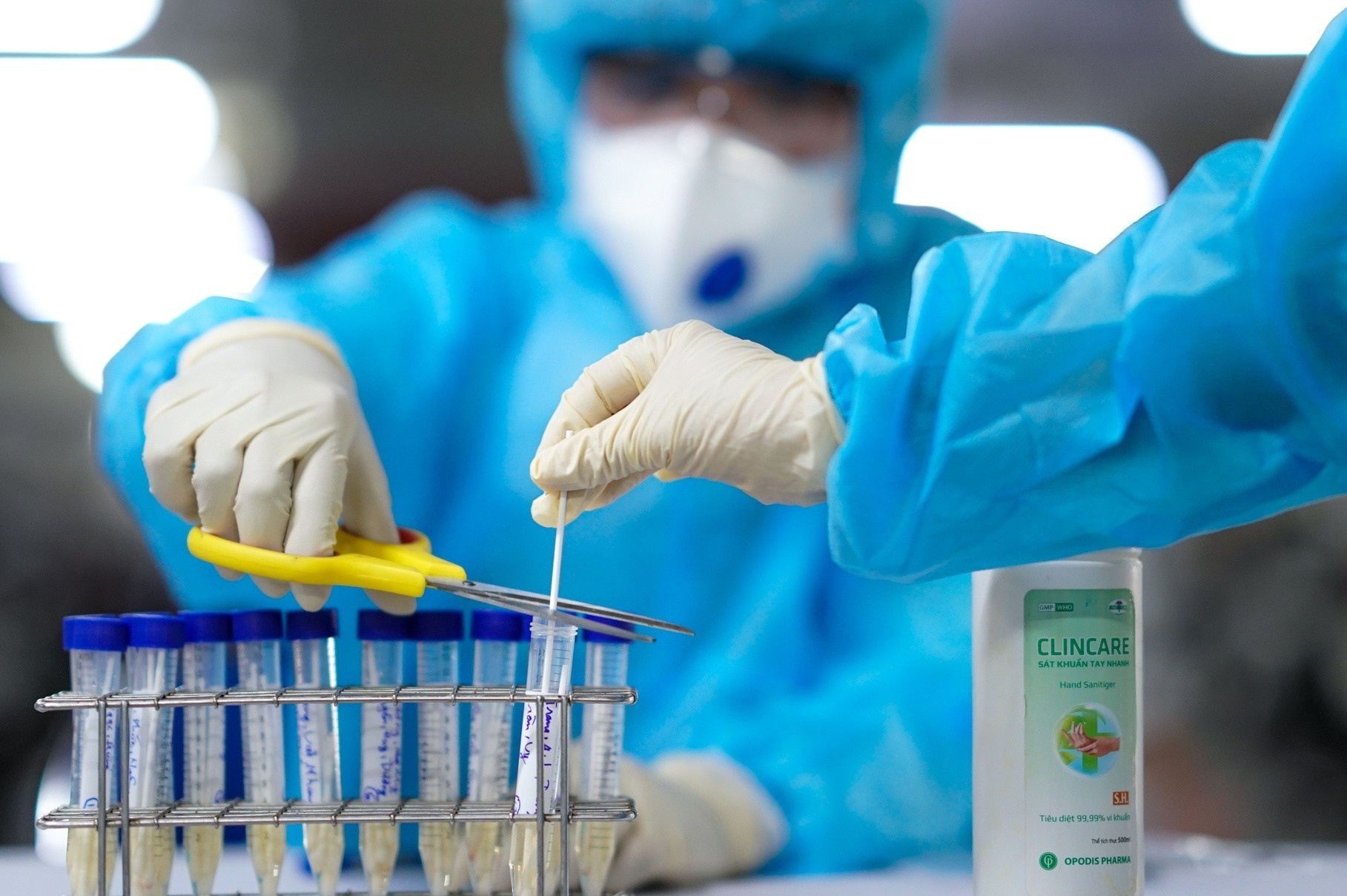 48 giao vien, hoc sinh di cach ly trong dem vi mot em mac Covid-19 hinh anh