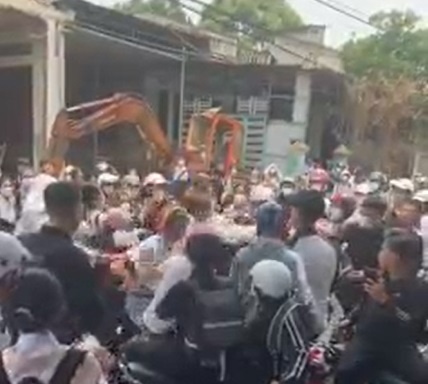 nhom nu sinh danh nhau toi boi anh 1