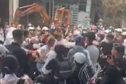 Cong an vao cuoc vu nhom nu sinh danh nhau hinh anh