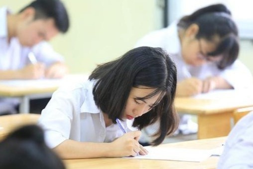 Hoc sinh lop 12 o Ha Noi lam bai kiem tra truc tuyen vao cuoi thang hinh anh