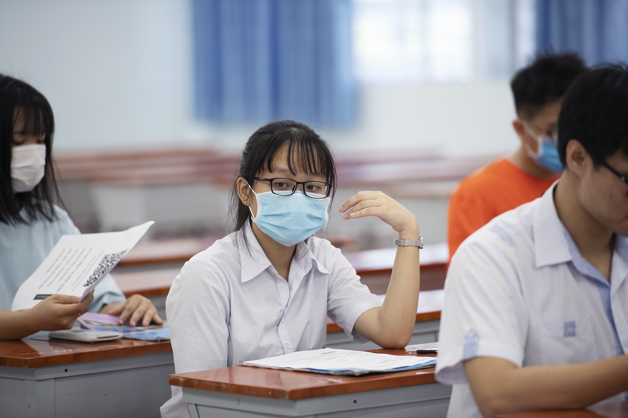 hoc sinh lop 9 va 12 tro lai truong on tap anh 1