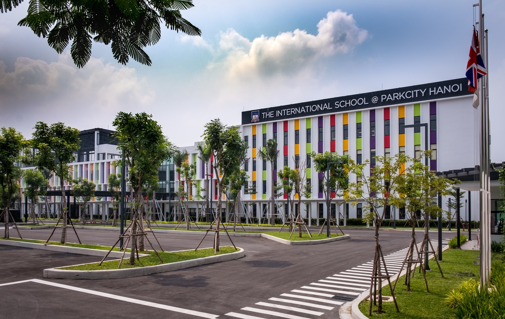 truong quoc te o Ha Noi tang hoc phi anh 1