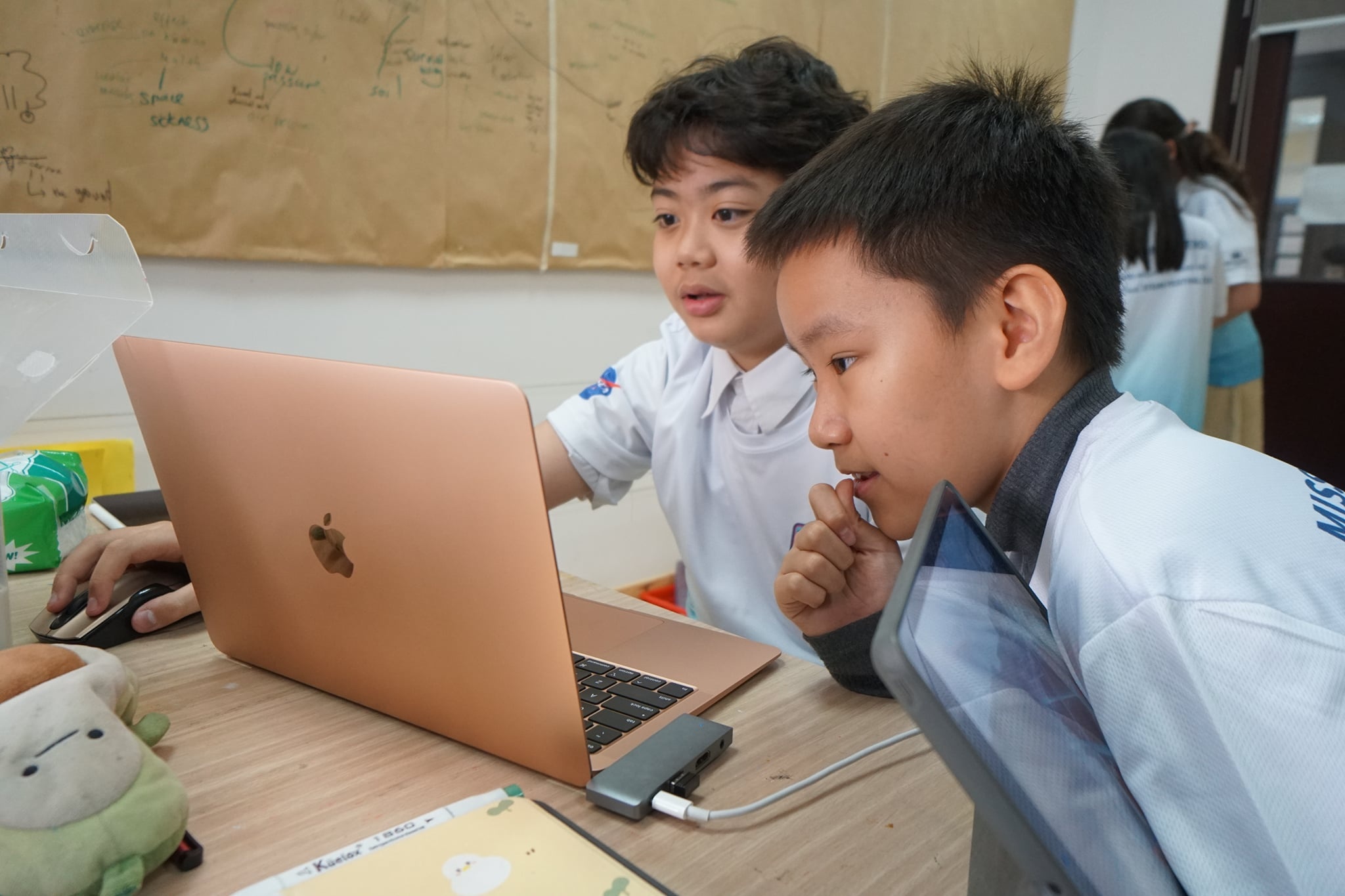 truong quoc te o Ha Noi tang hoc phi anh 8