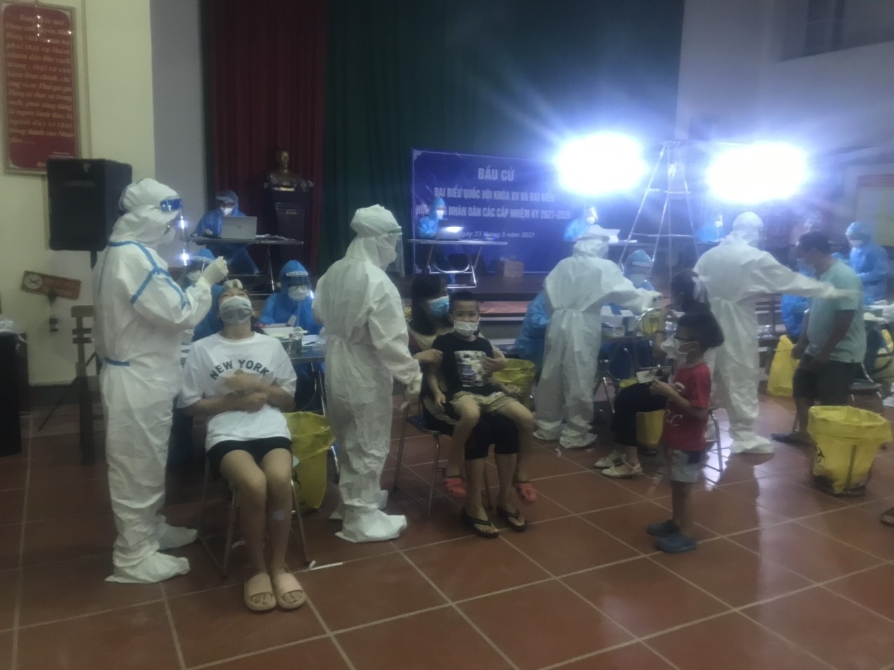 sinh viên y khoa tình nguyện trong tâm dịch Covid-19 ảnh 1 sinh vien y khoa tinh nguyen trong tam dich Covid-19 anh 1