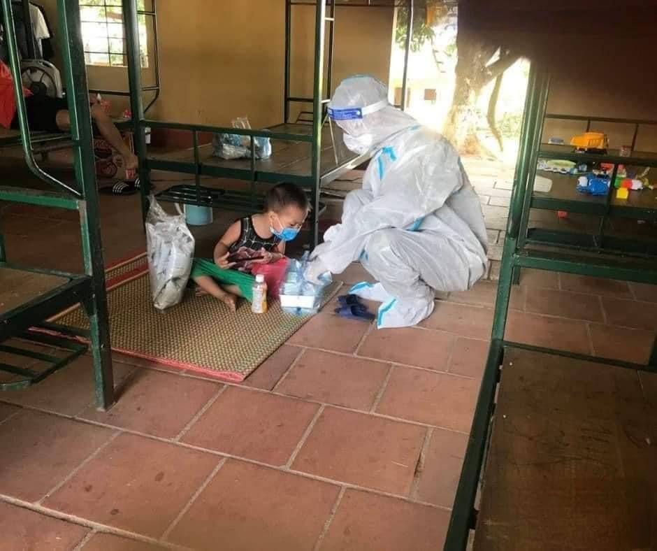 be trai 3 tuoi trong khu cach ly tap trung anh 1