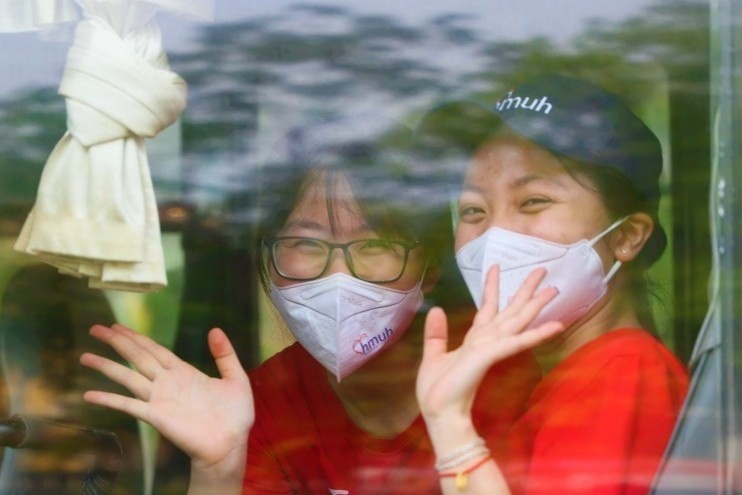 Hon 24.000 thay tro truong y xin di chong dich hinh anh