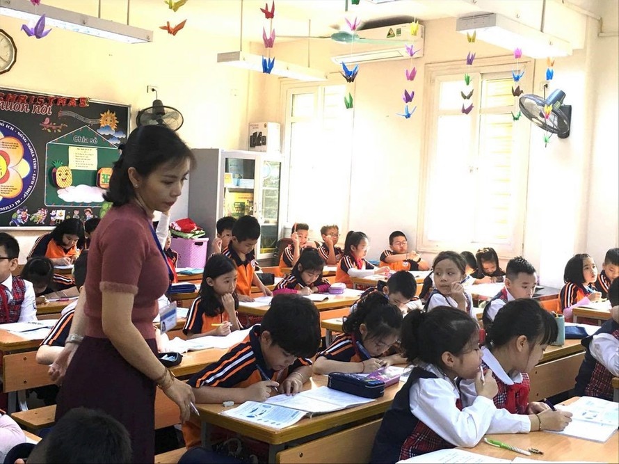 thầy giáo đi cách ly cùng học sinh ảnh 1 thay giao di cach ly cung hoc sinh anh 1