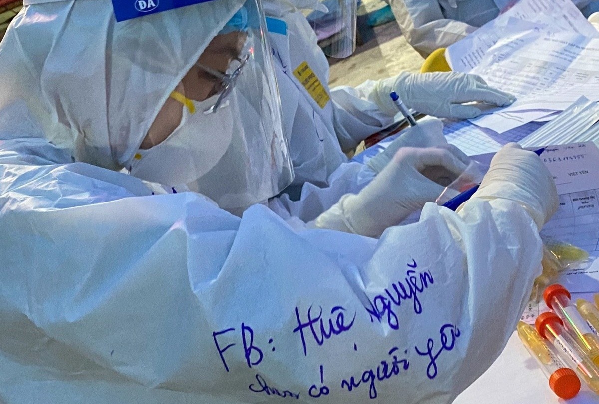 Gap Hue Nguyen 'chua co nguoi yeu' trong doan chong dich o Bac Giang hinh anh