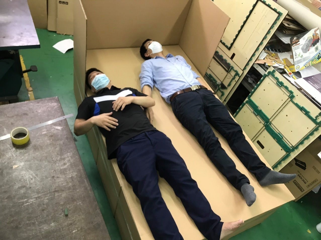 Giang vien thiet ke giuong 187.000 dong cho benh nhan vung dich hinh anh