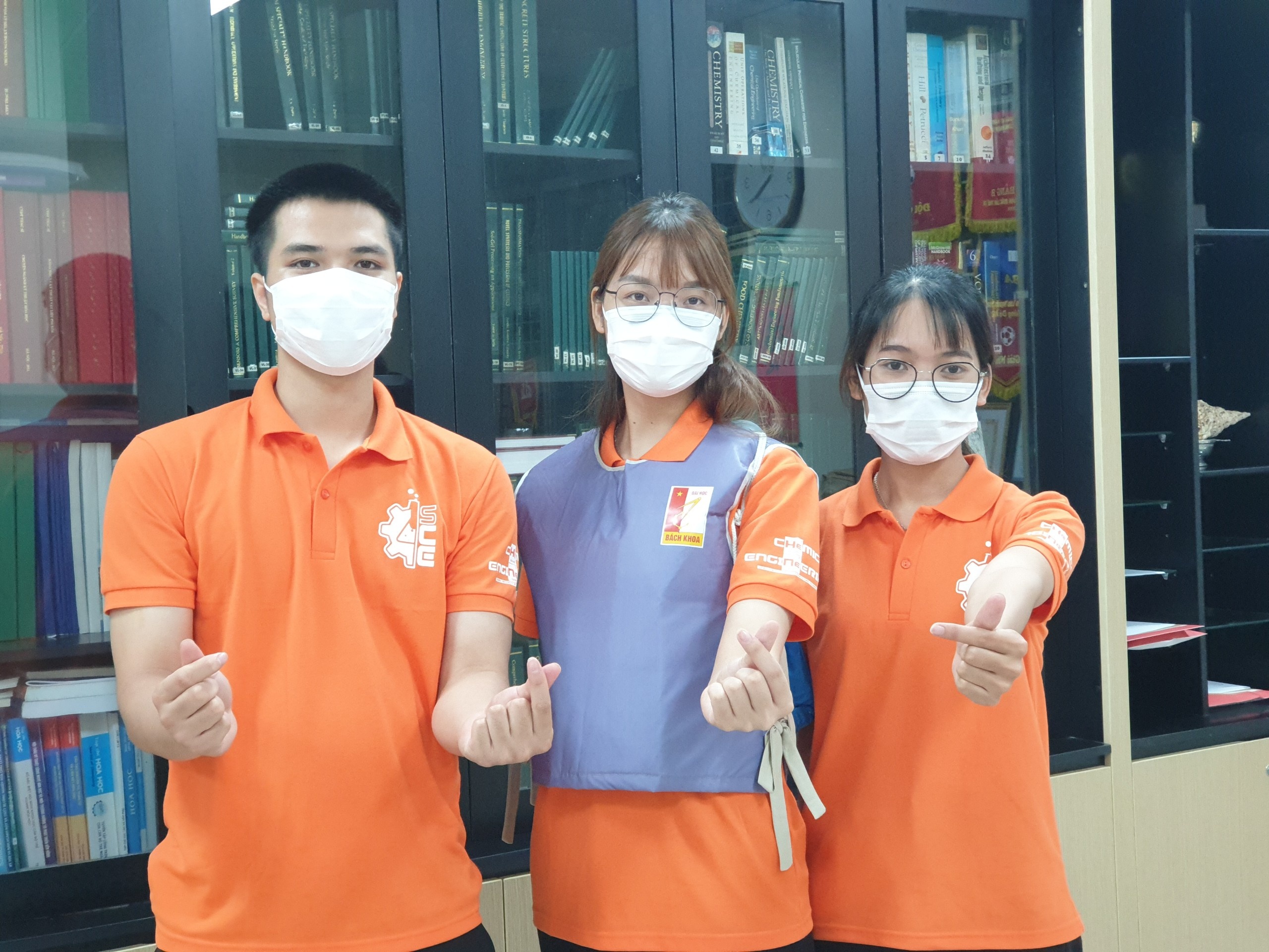 thiet ke ao lam mat cho y bac si chong dich anh 1