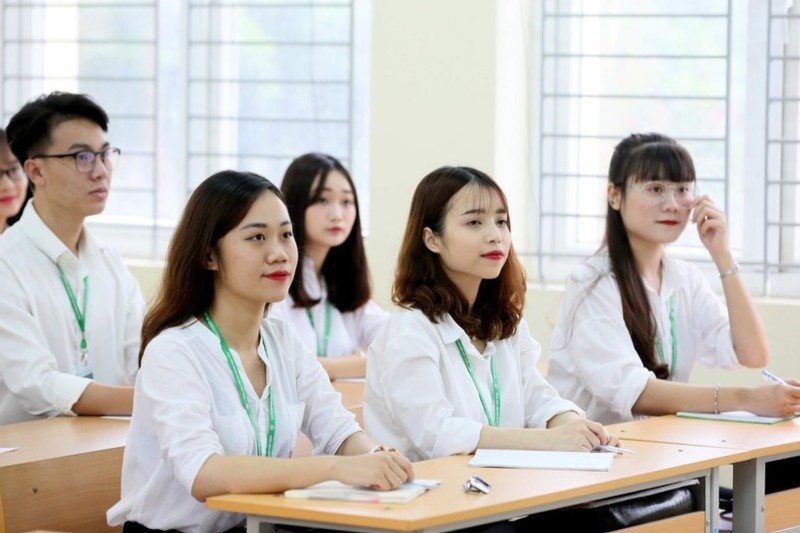 Sinh vien no hoc phi va chuyen yeu ky nang quan ly tai chinh ca nhan hinh anh