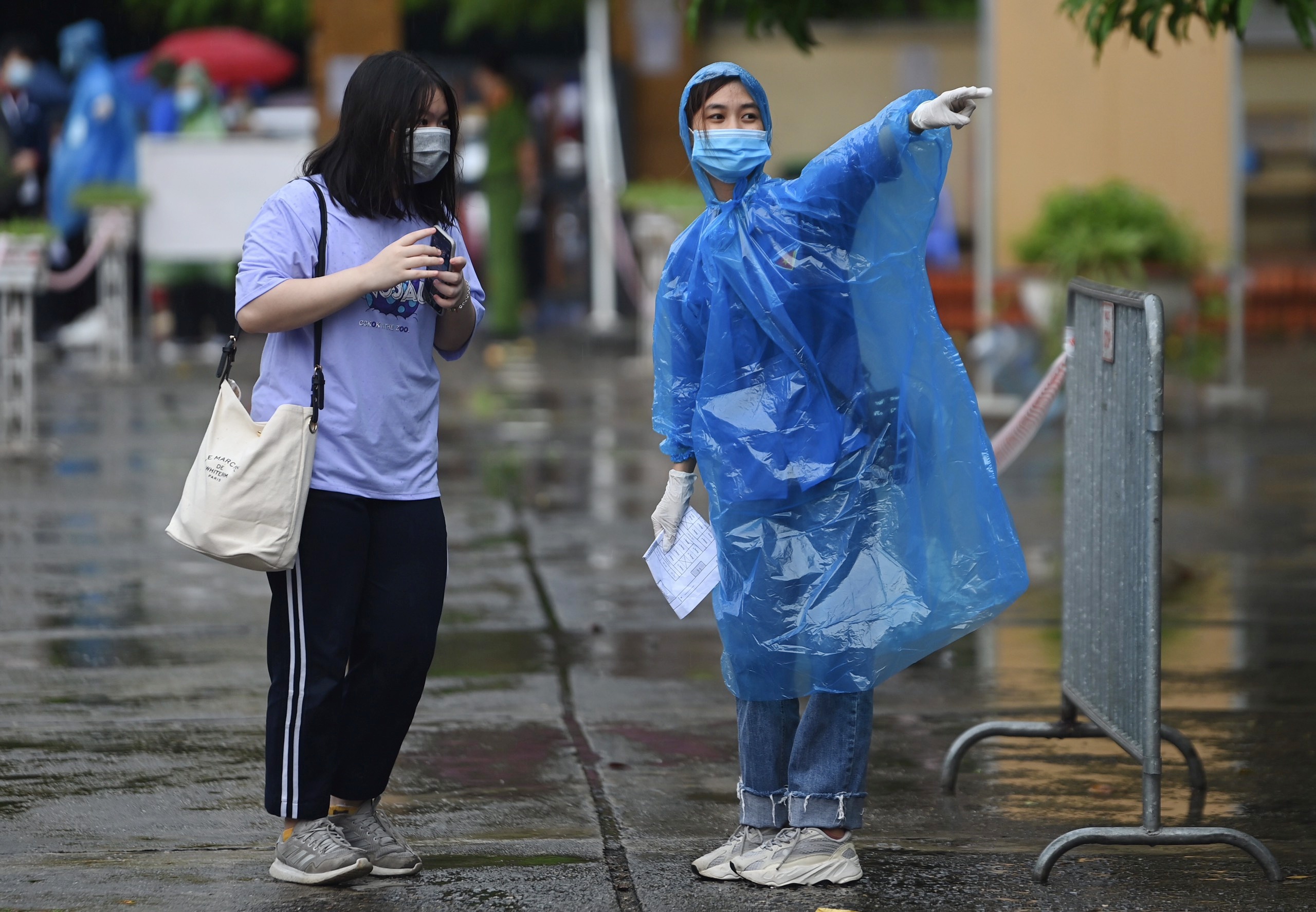 Hai thí sinh sử dụng điện thoại di động ảnh 1 Hai thi sinh su dung dien thoai di dong anh 1