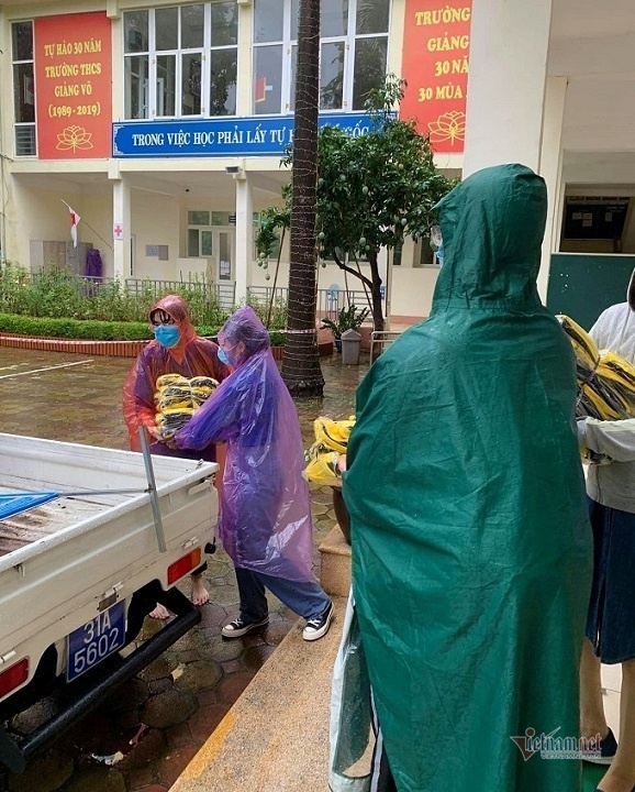 Huy động quần áo cho sĩ tử thi lớp 10 ảnh 1 Huy dong quan ao cho si tu thi lop 10 anh 1