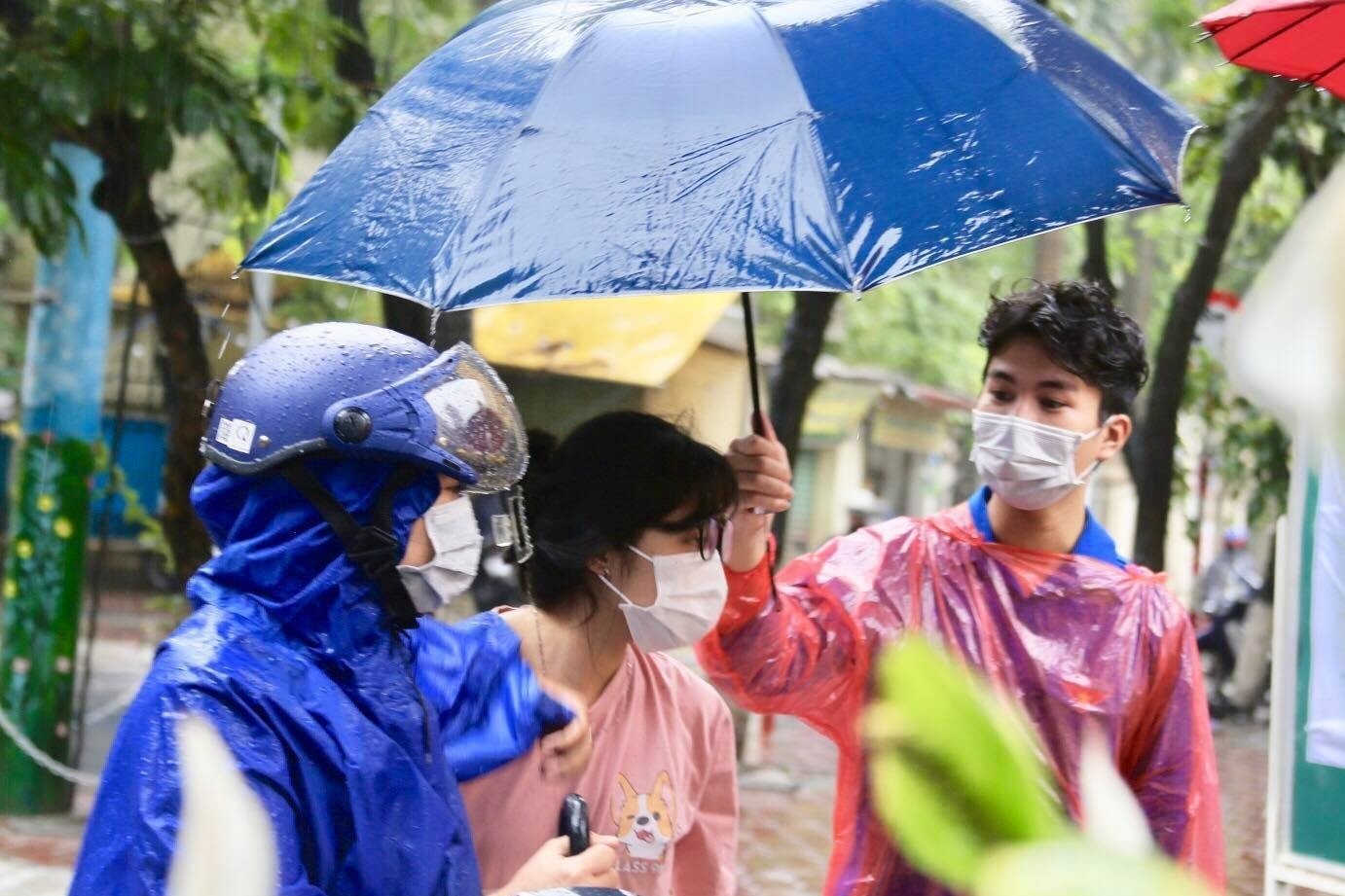 Huy dong hang tram bo quan ao cho si tu thi lop 10 hinh anh