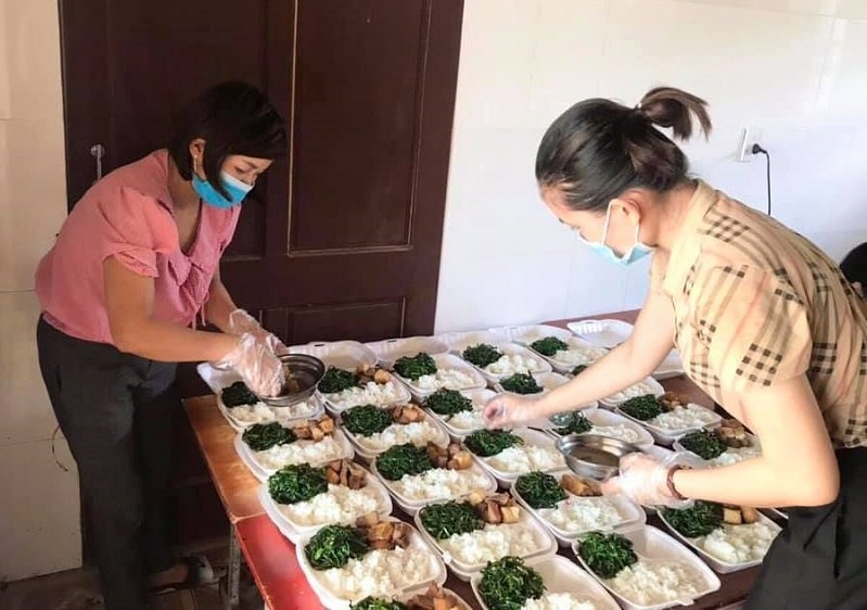 Giao vien vao vai dau bep anh 3