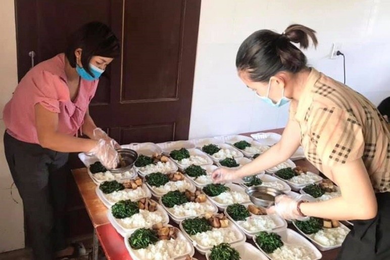 Giao vien vao vai dau bep ung ho tuyen dau chong dich hinh anh