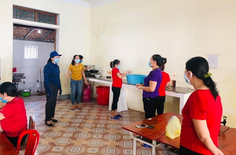 Giao vien vao vai dau bep anh 4