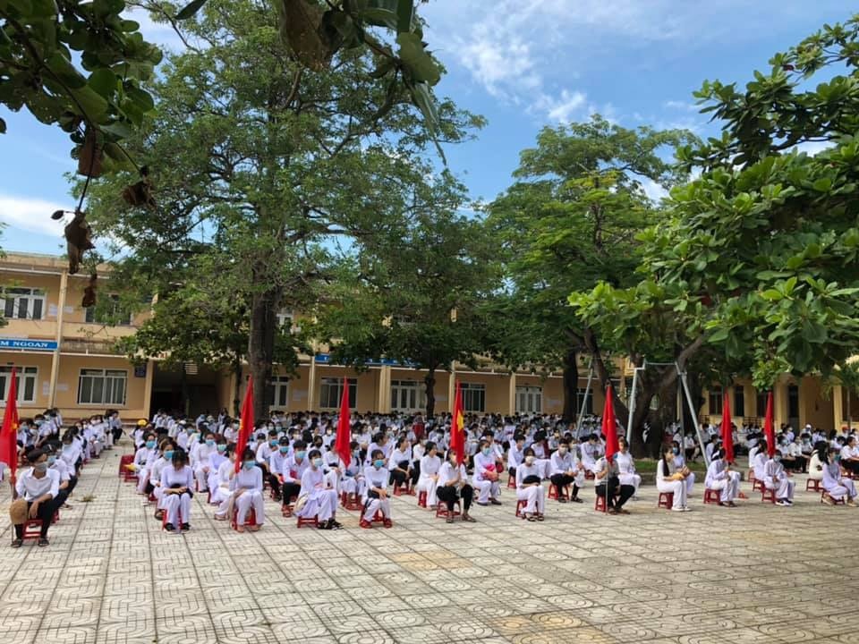 215 HS lop 12 thuoc vung cach ly y te anh 1