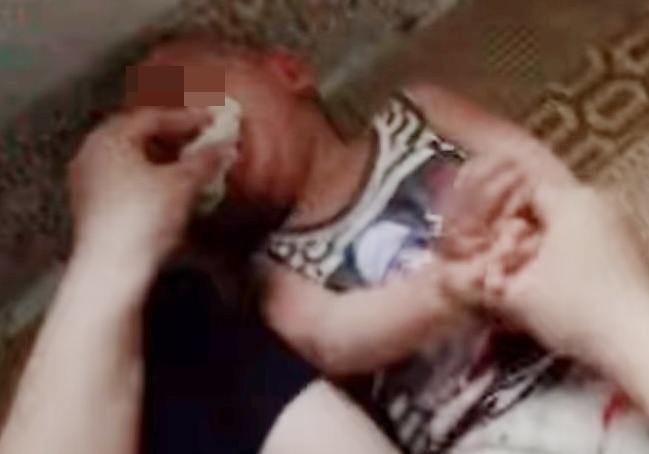 Trẻ bị nhét giẻ vào mồm ảnh 1 Tre bi nhet gie vao mom anh 1