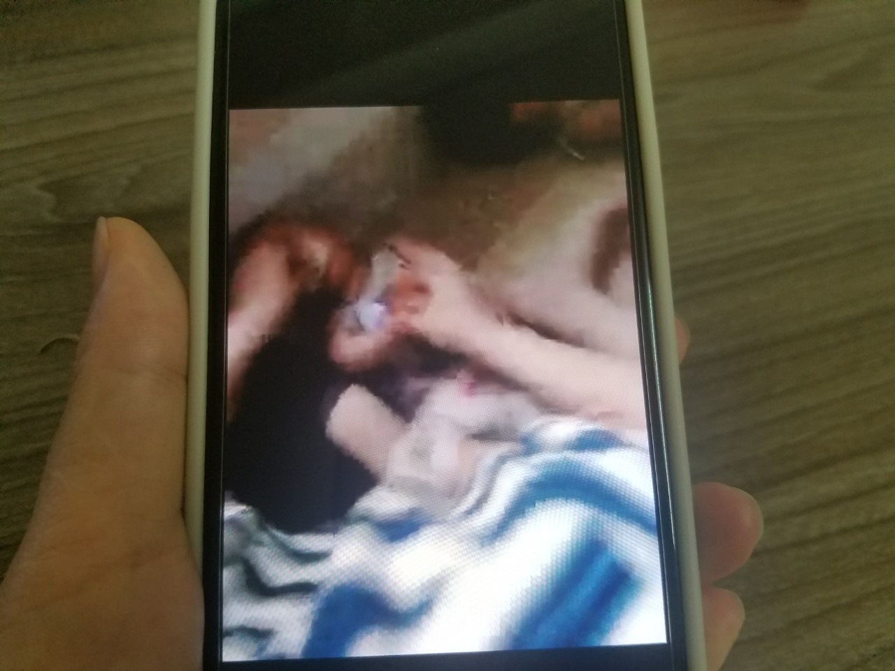 Nguoi me dau xot khi xem clip con bi nhet gie vao mieng hinh anh