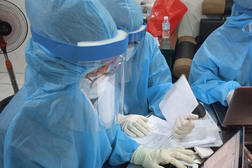 Thay co gui thu cho sinh vien tinh nguyen chong dich o TP.HCM hinh anh