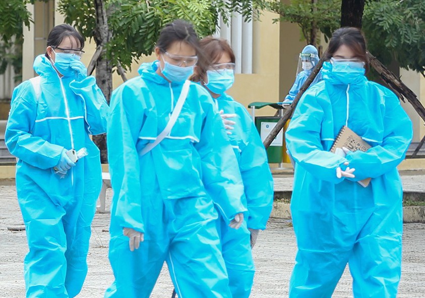 41 thi sinh o Da Nang mac do bao ho den lam thu tuc du thi hinh anh