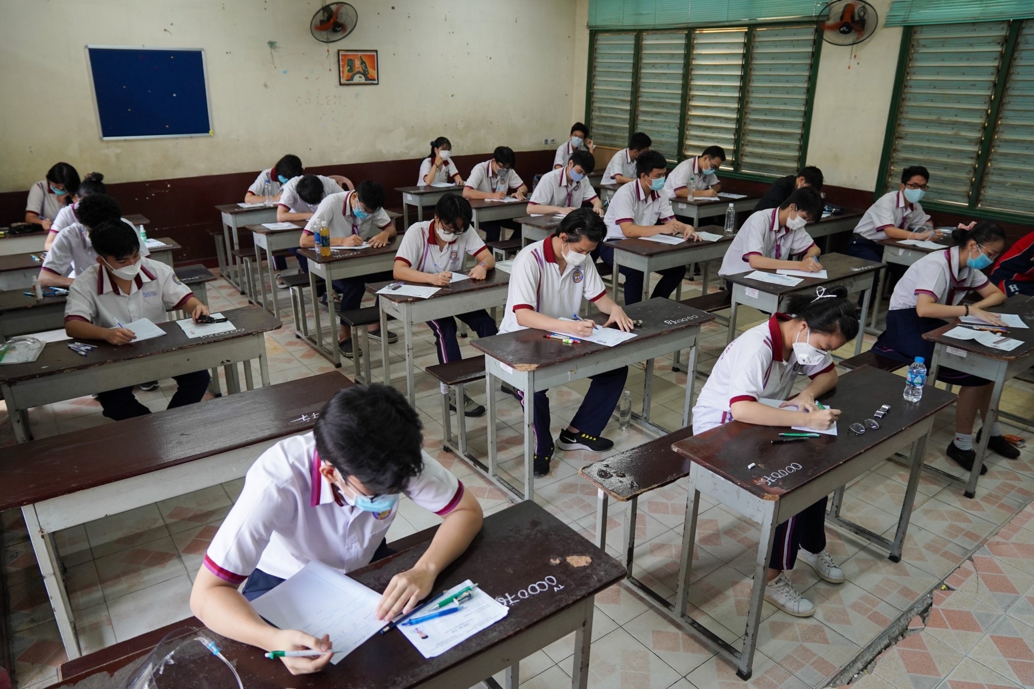 Thi sinh bi dinh chi thi anh 1