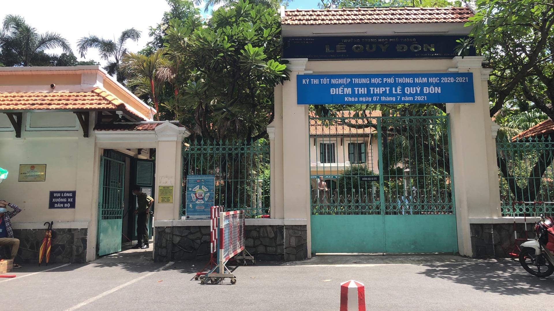 Thí sinh ở TP.HCM ngất xỉu  ảnh 1 Thi sinh o TP.HCM ngat xiu anh 1