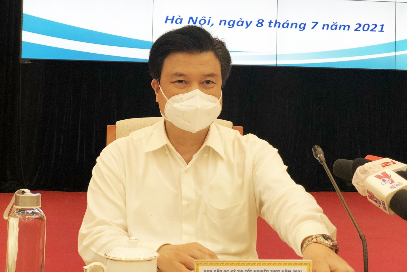 Thu truong GD&DT ly giai viec khong bo thi tot nghiep trong dich hinh anh