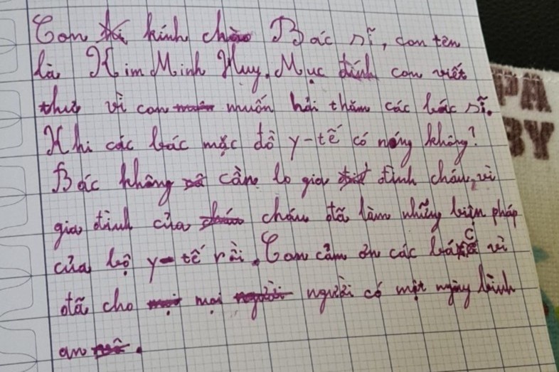 Hoc sinh lop 4 o TP.HCM viet thu gui bac si tuyen dau chong dich hinh anh