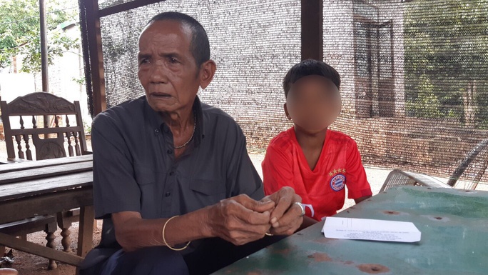 Cậu học trò nghèo bị giữ học bạ ảnh 2 Cau hoc tro ngheo bi giu hoc ba anh 2