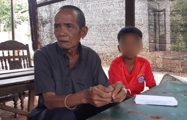 Cau hoc tro ngheo bi giu hoc ba duoc ho tro tien hoc 5 nam hinh anh