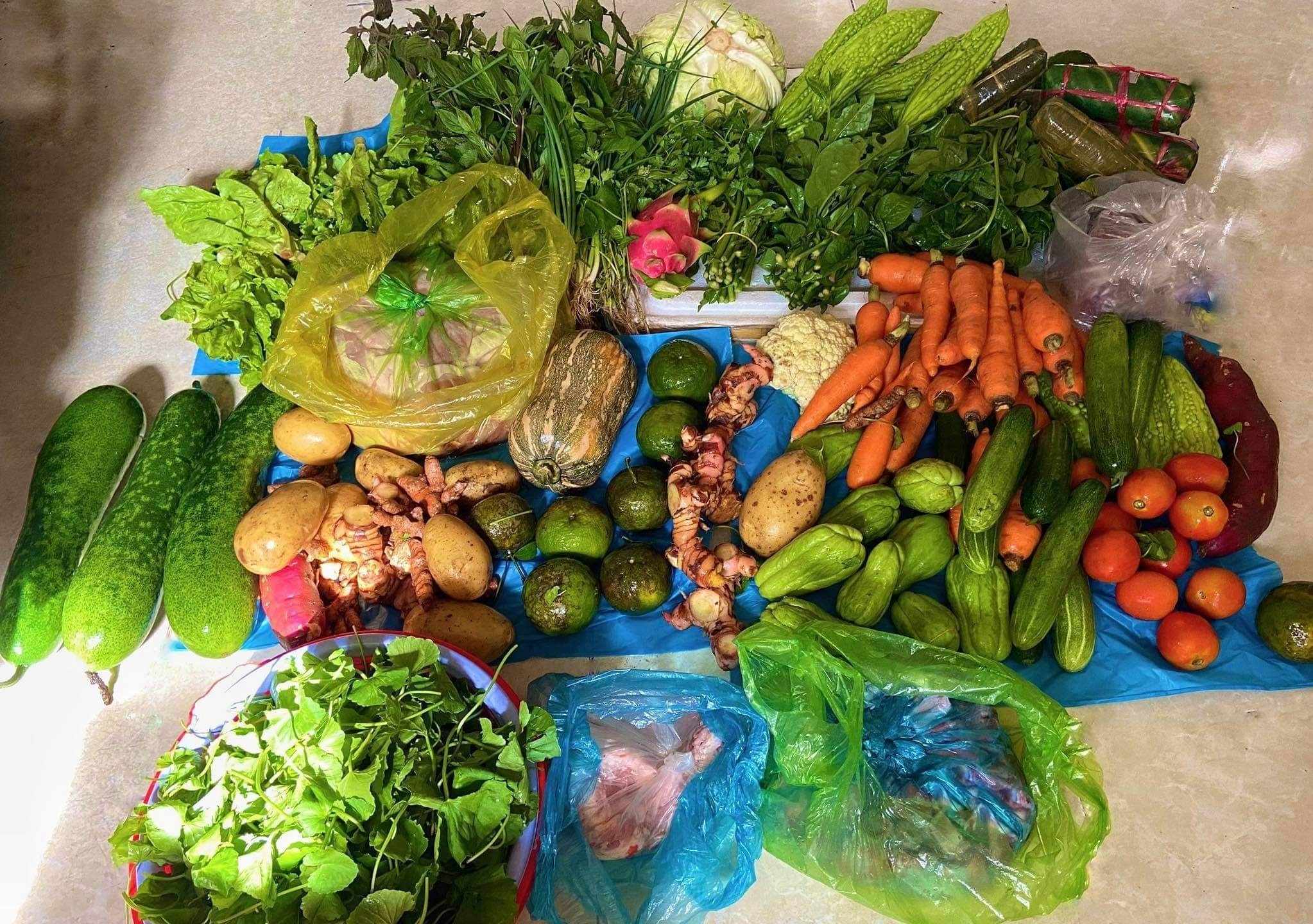 Sinh vien ket lai o TP.HCM nau an cho ban, chia se luong thuc hinh anh