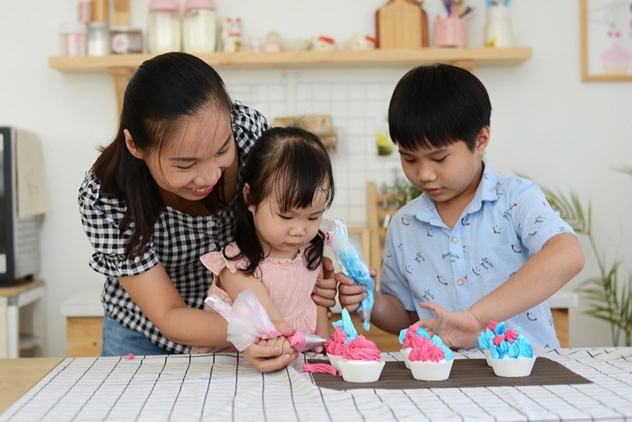 Cach nguoi me o TP.HCM tao niem vui cho con khi song giua tam dich hinh anh