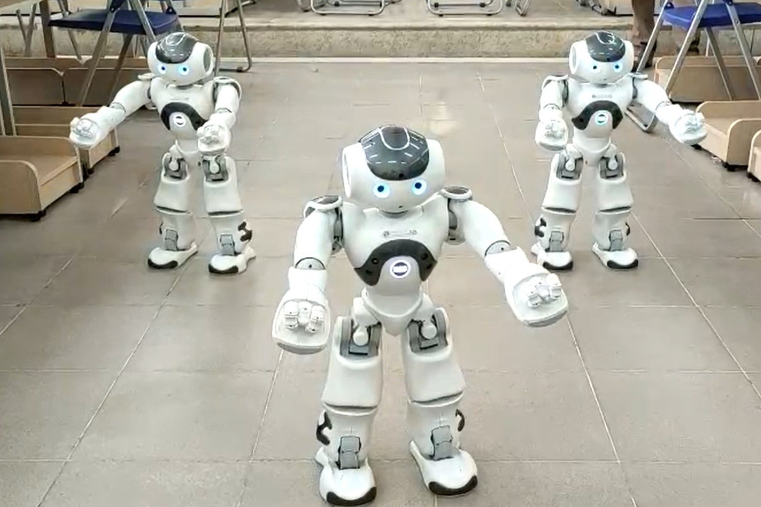 Man mua uyen chuyen cua robot tai DH Bach khoa Ha Noi hinh anh