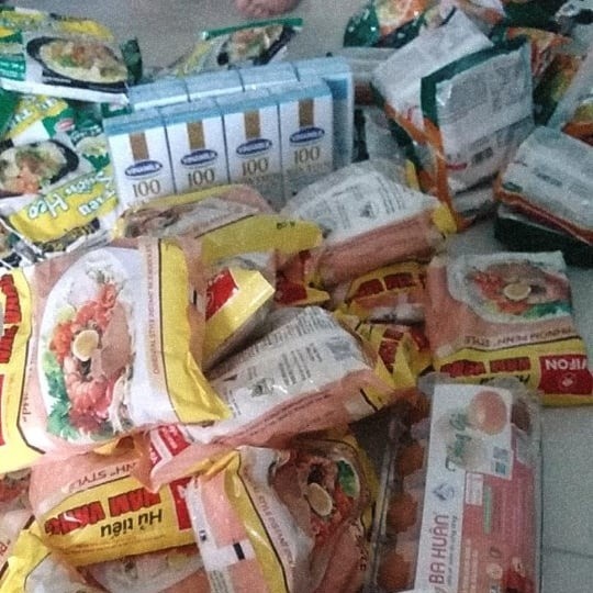 Sinh vien o lai KTX mua dich anh 1