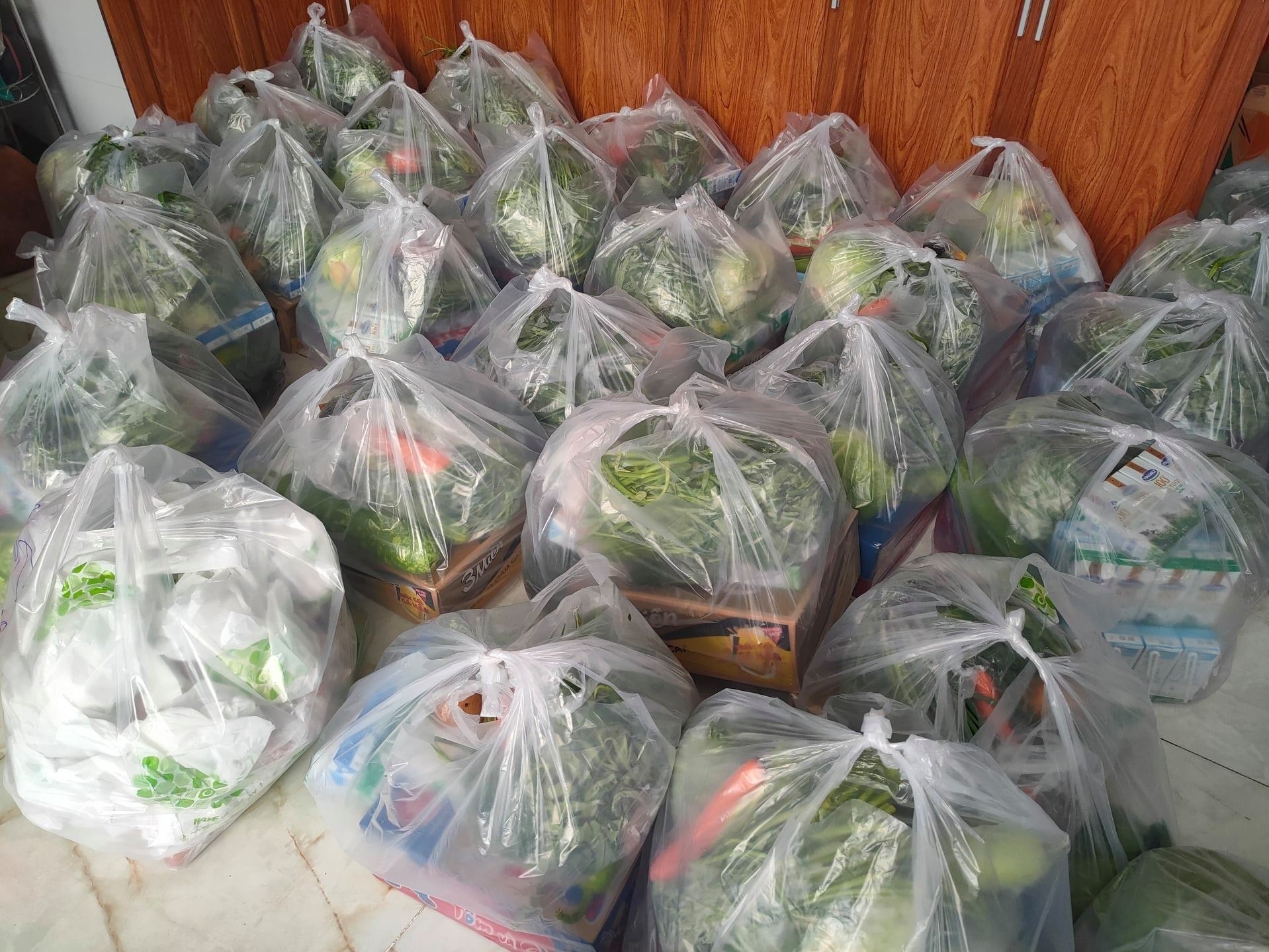 Sinh vien o lai KTX mua dich anh 3