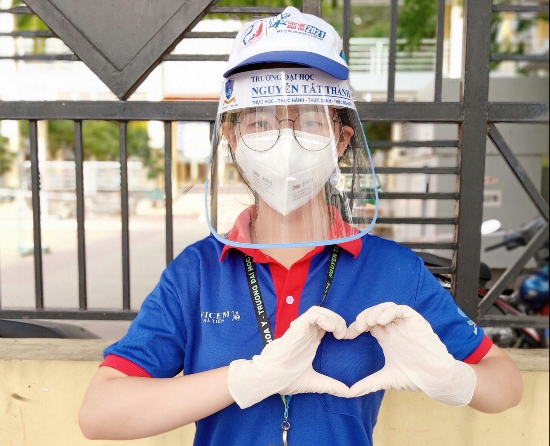 Nu sinh tinh nguyen tham gia sieu thi 0 dong tai TP.HCM hinh anh