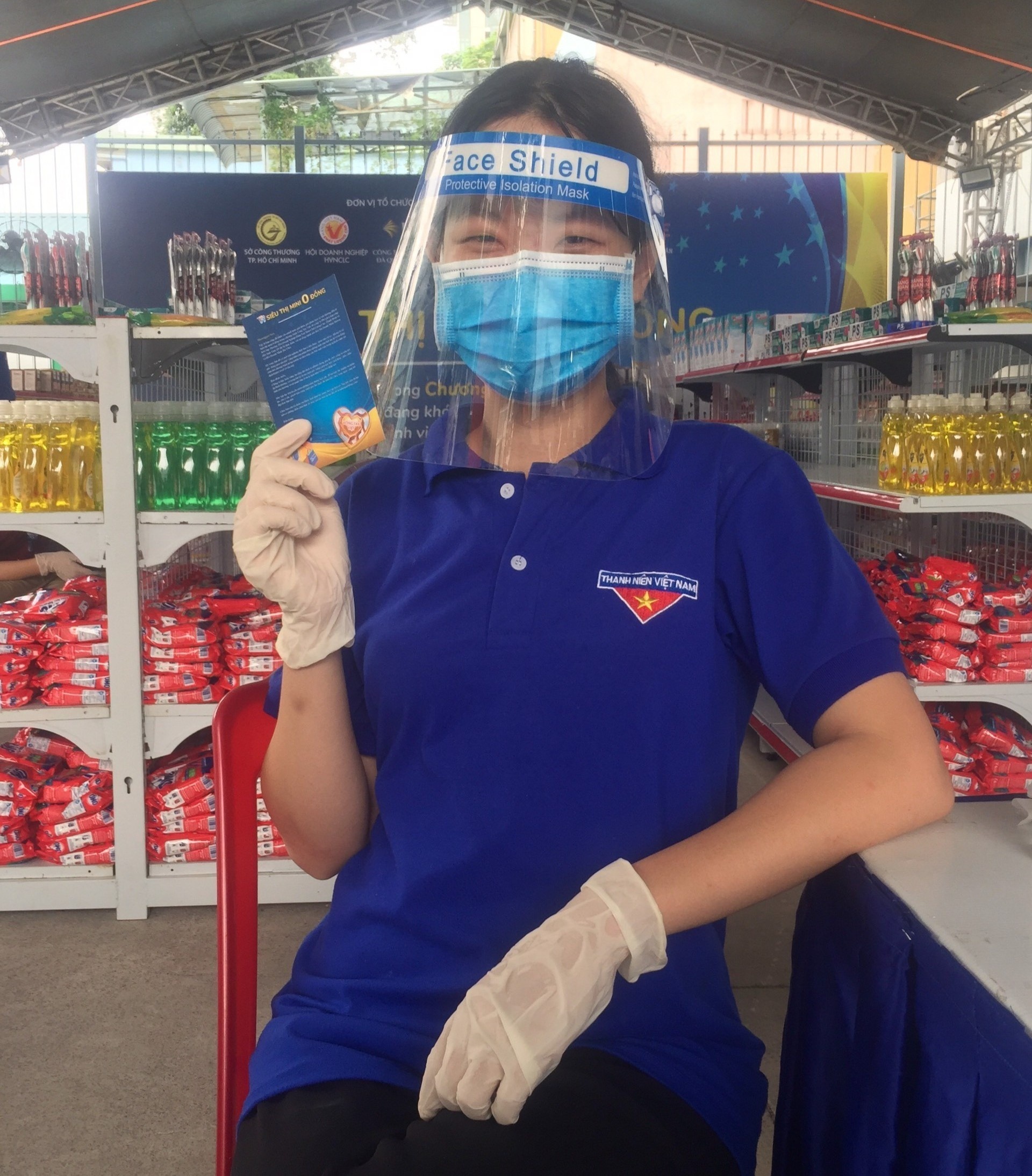 Sinh vien tinh nguyen mua dich o TP.HCM anh 1