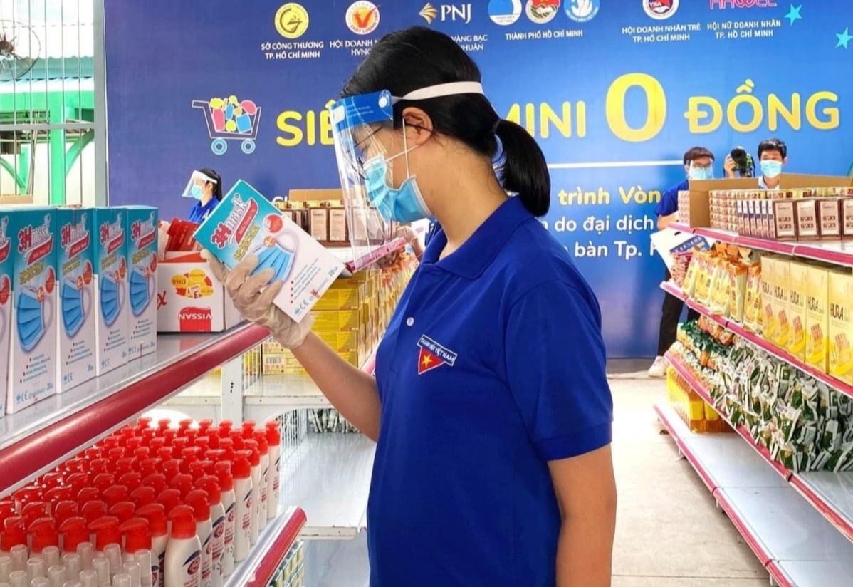 Sinh vien tinh nguyen mua dich o TP.HCM anh 2